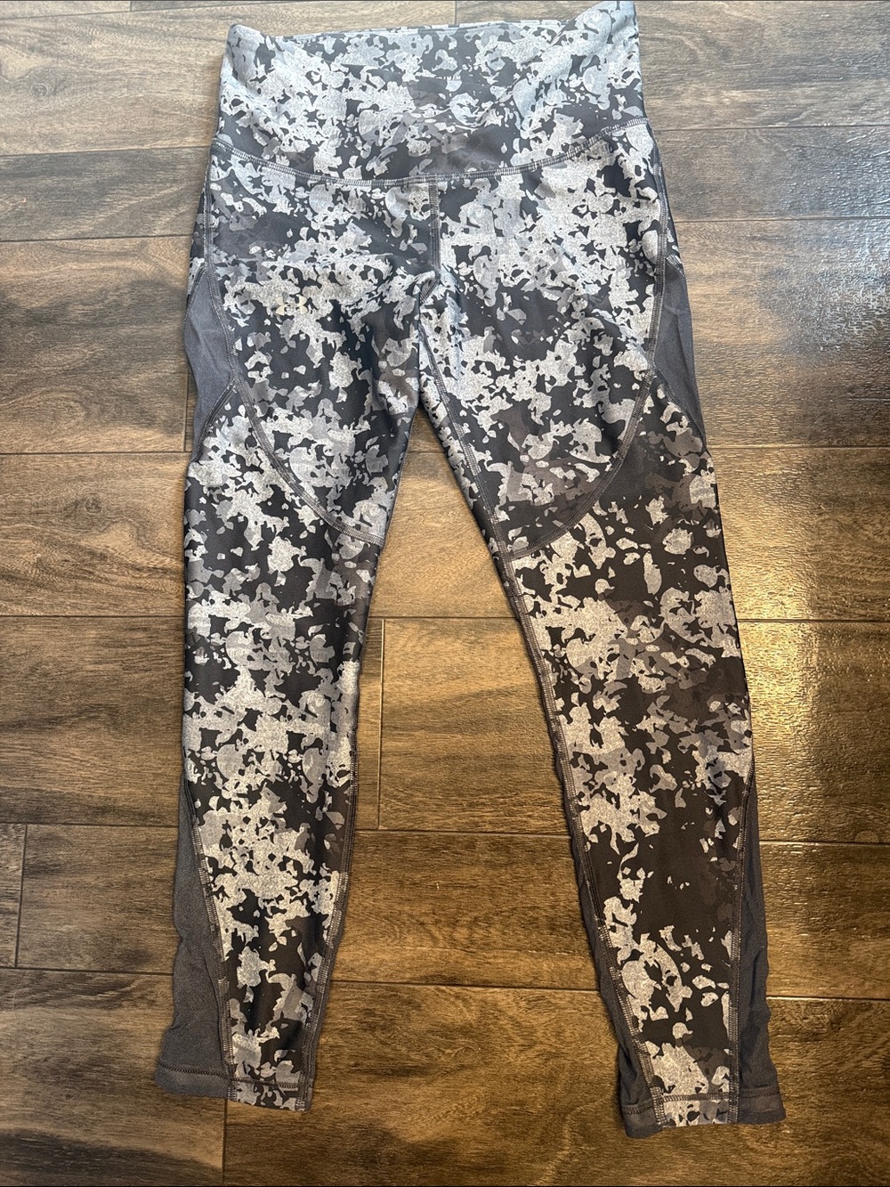 Gray & White Patterned Athletic Leggings